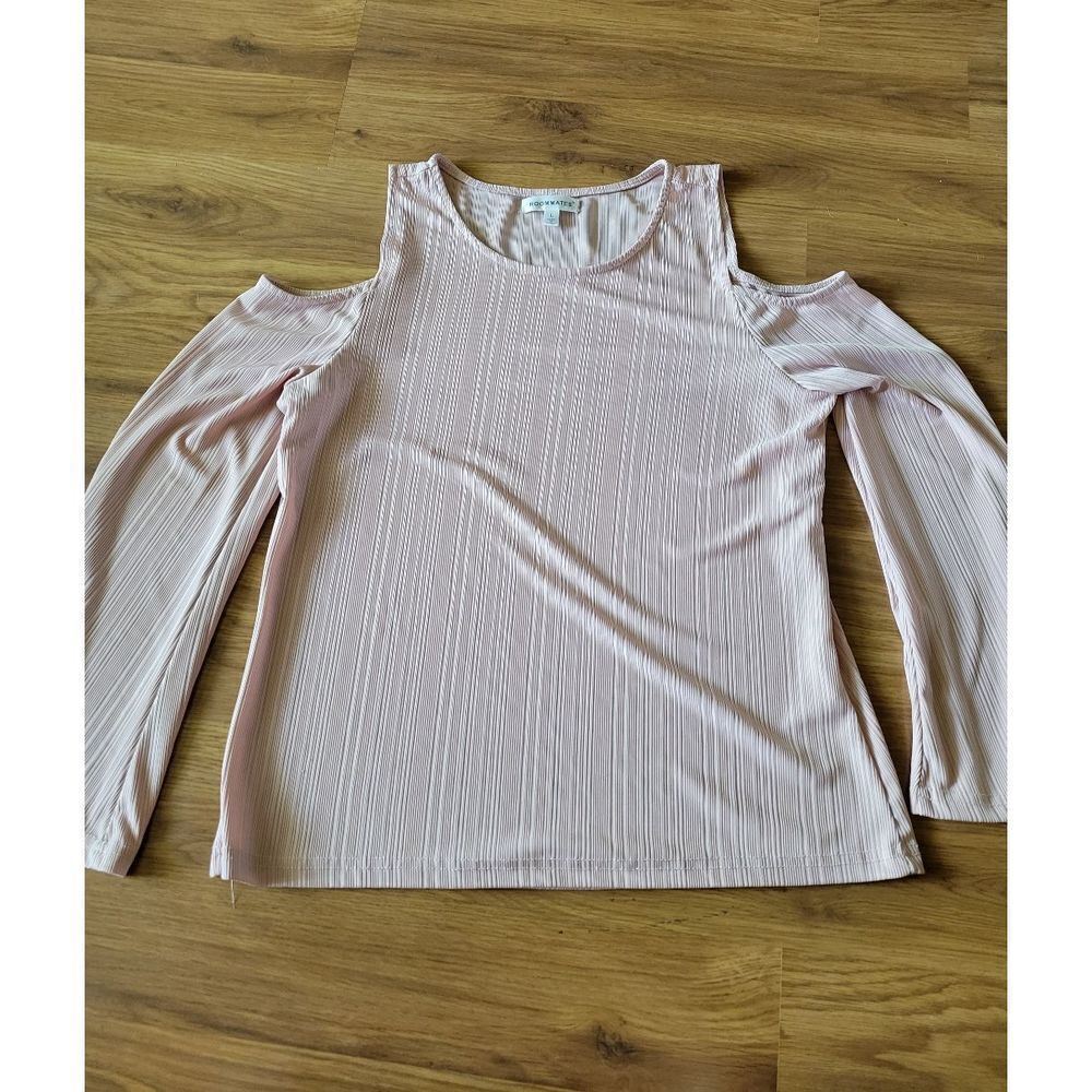 Roommates Cold Shoulder Top‎